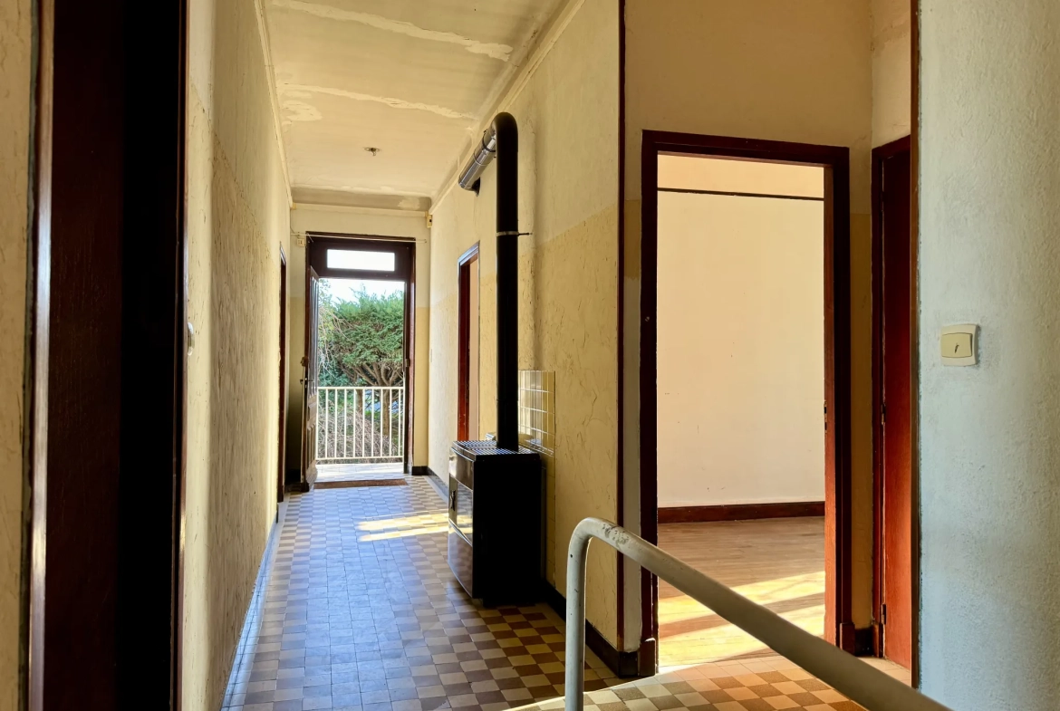 Immeuble de rapport en pierre des années 50 à Aubenas avec 3 appartements 