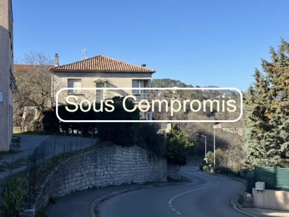 Immeuble de rapport en pierre des années 50 à Aubenas avec 3 appartements