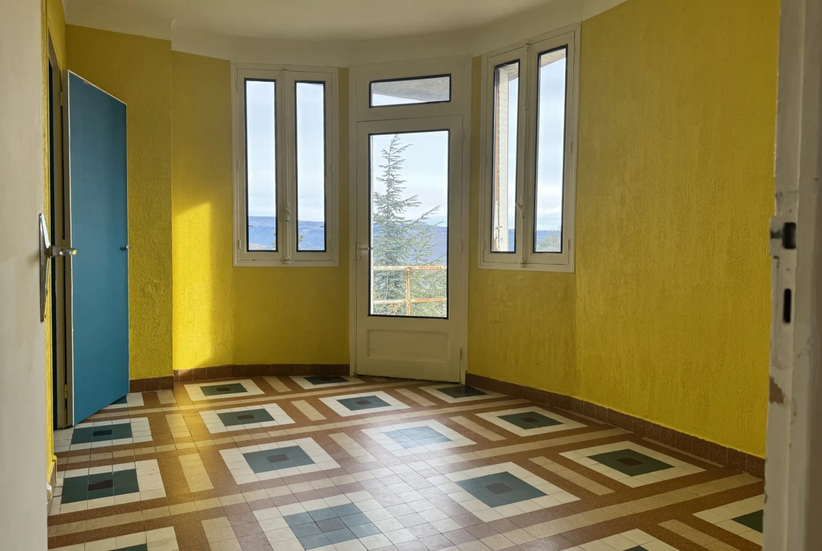 Immeuble de rapport en pierre des années 50 à Aubenas avec 3 appartements 