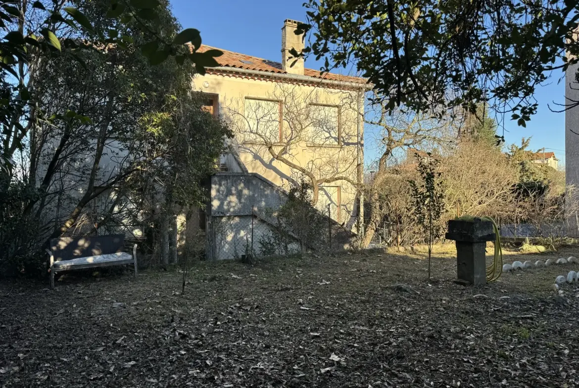 Immeuble de rapport en pierre des années 50 à Aubenas avec 3 appartements 