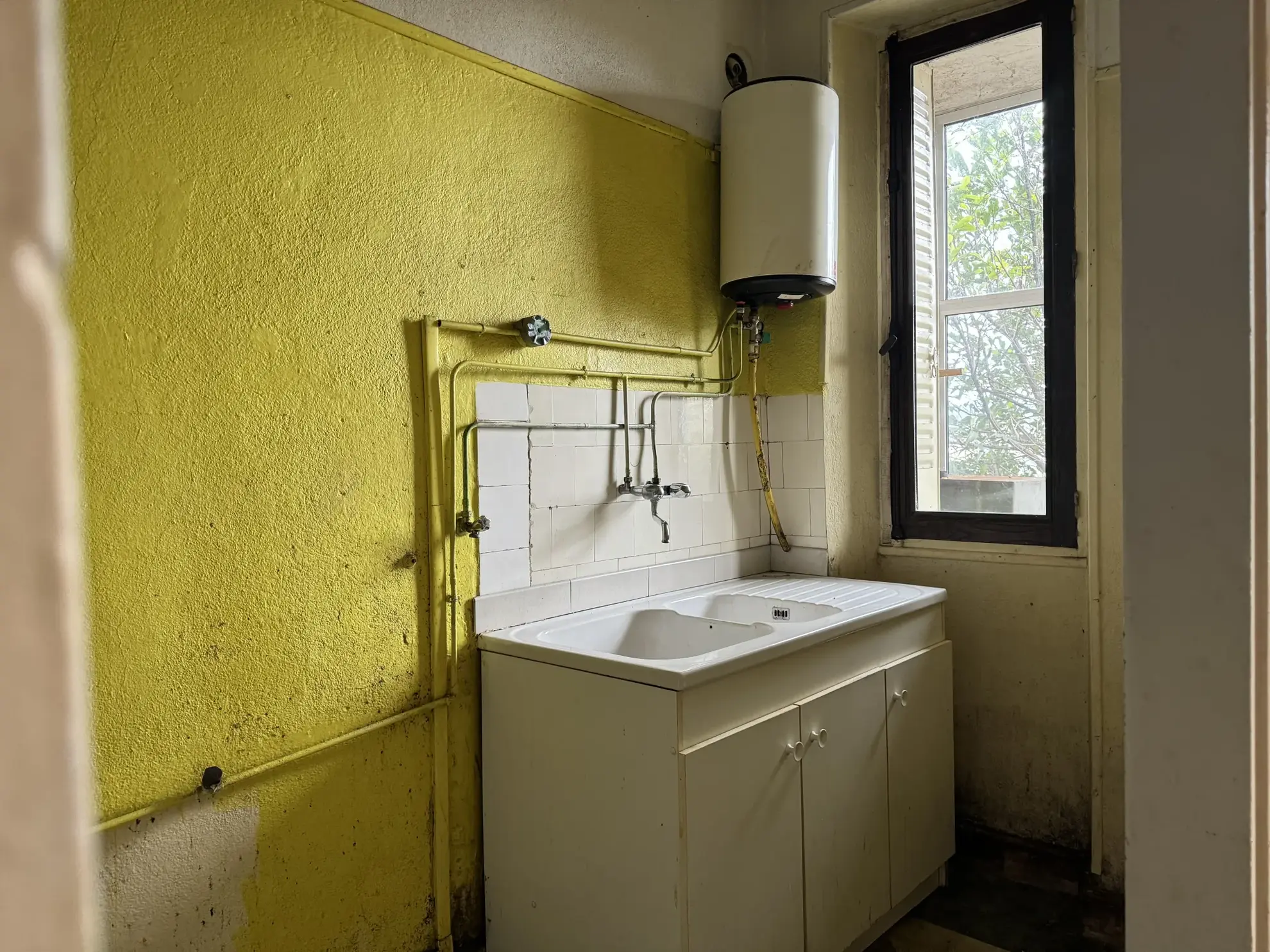 Immeuble de rapport en pierre des années 50 à Aubenas avec 3 appartements 
