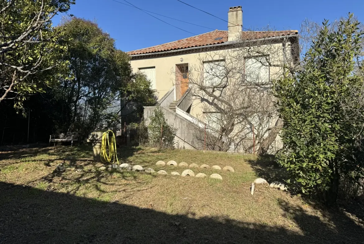 Immeuble de rapport en pierre des années 50 à Aubenas avec 3 appartements 