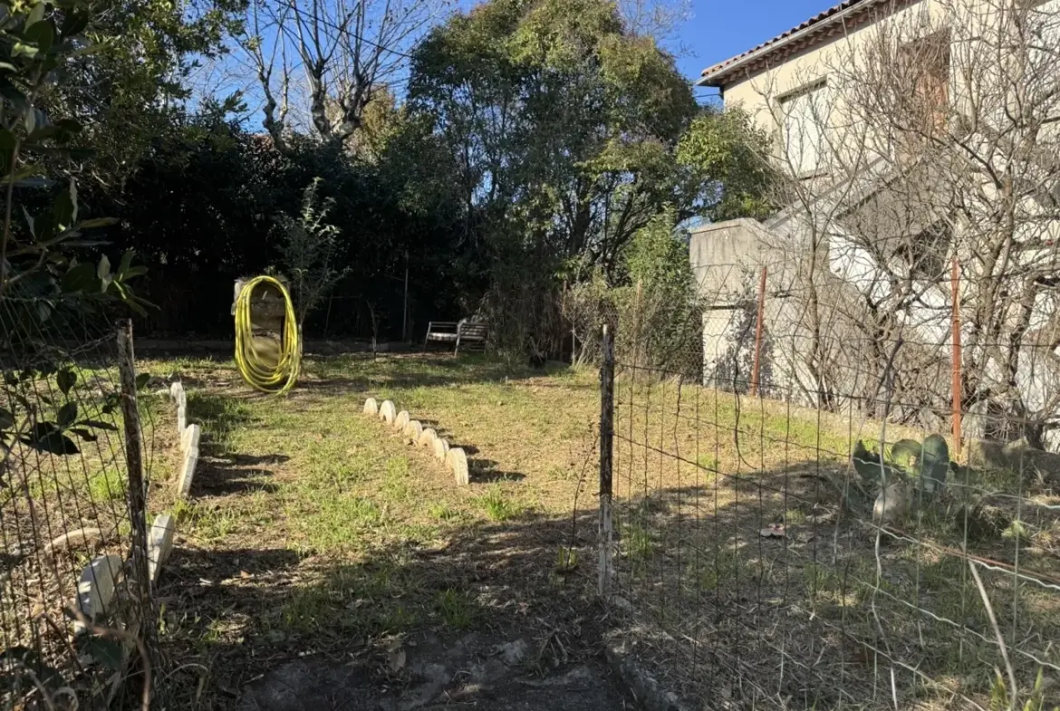 Immeuble de rapport en pierre des années 50 à Aubenas avec 3 appartements 