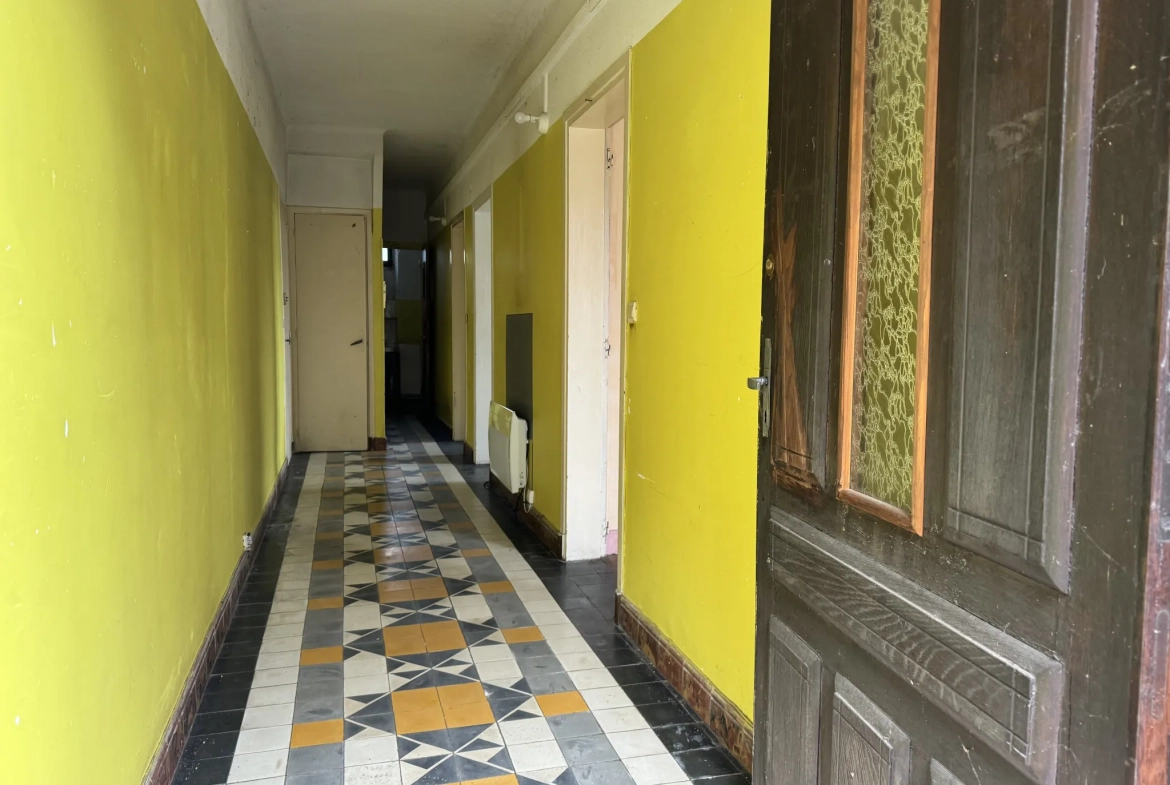 Immeuble de rapport en pierre des années 50 à Aubenas avec 3 appartements 