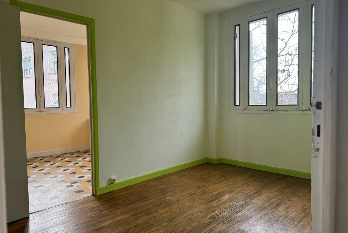Immeuble de rapport en pierre des années 50 à Aubenas avec 3 appartements 