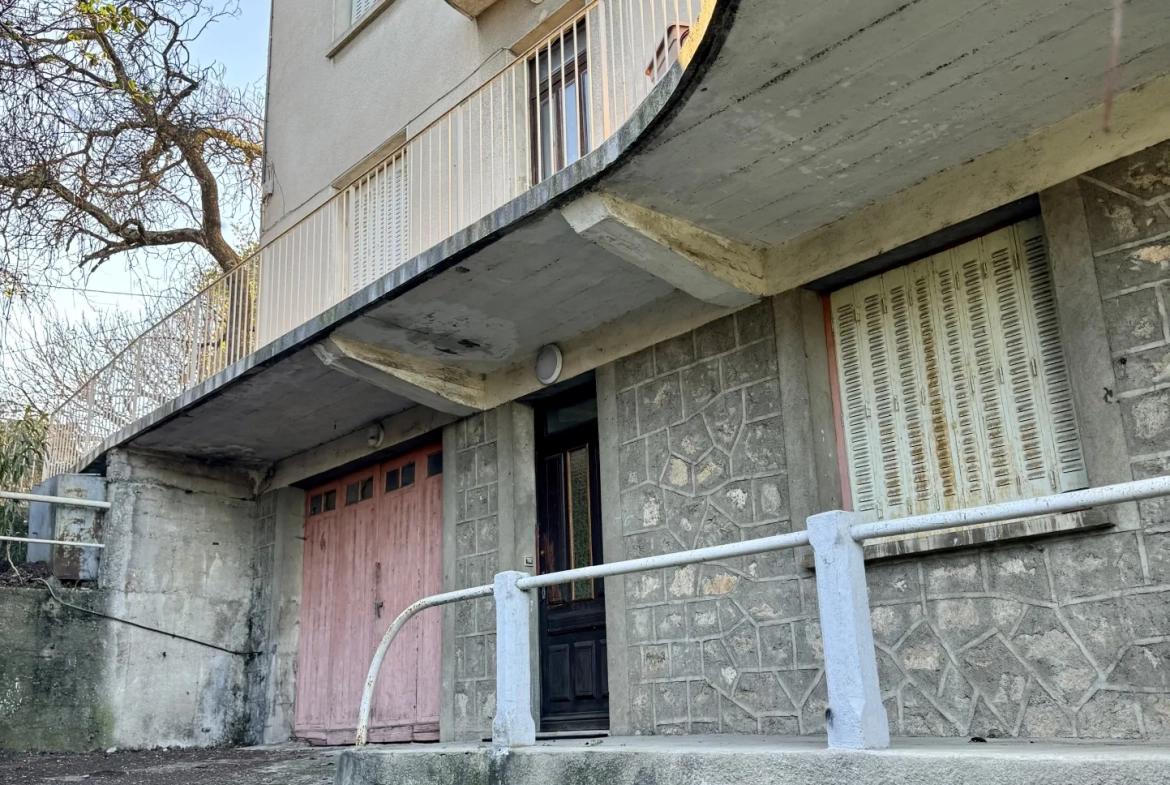 Immeuble de rapport en pierre des années 50 à Aubenas avec 3 appartements 