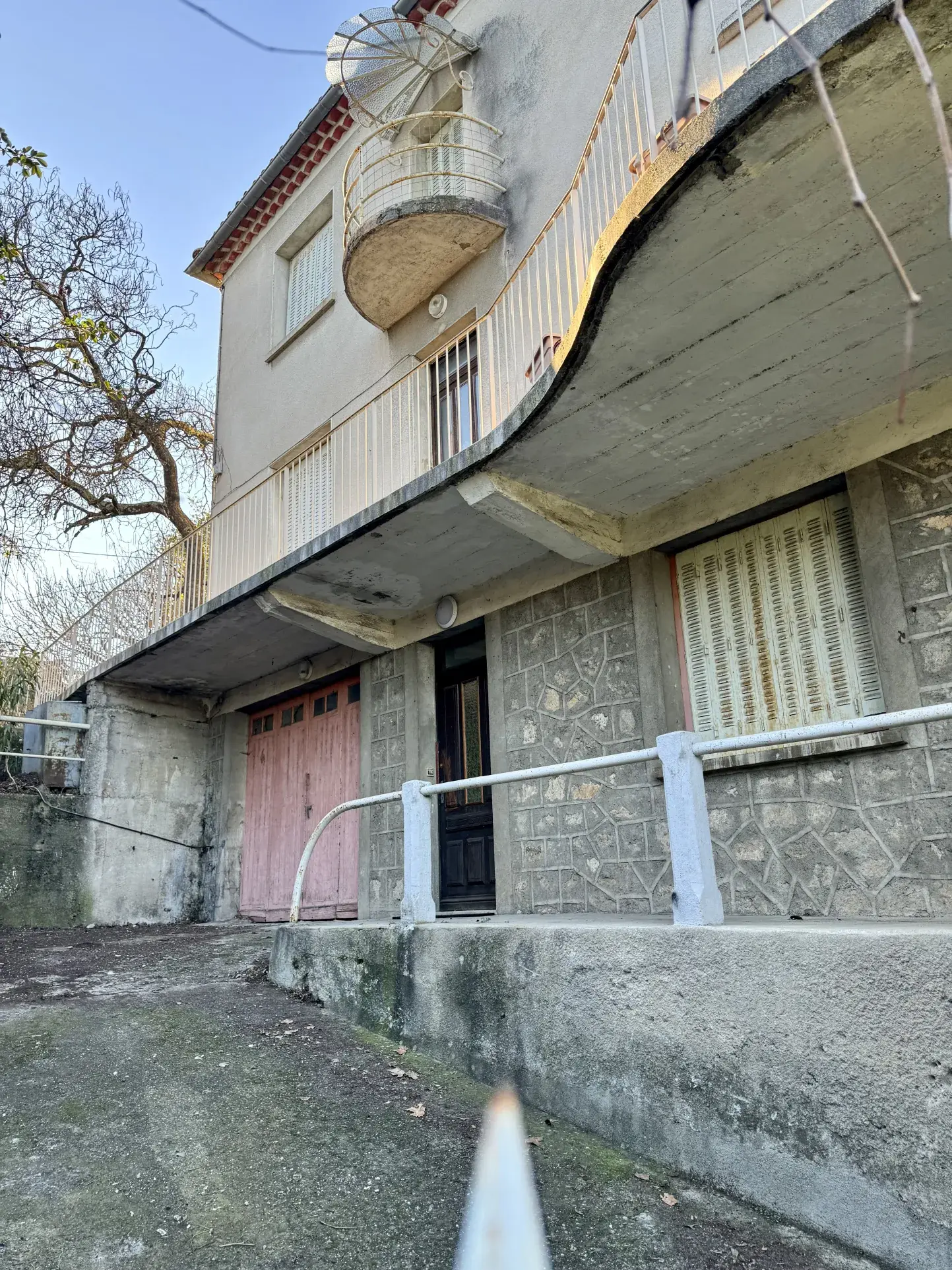 Immeuble de rapport en pierre des années 50 à Aubenas avec 3 appartements 