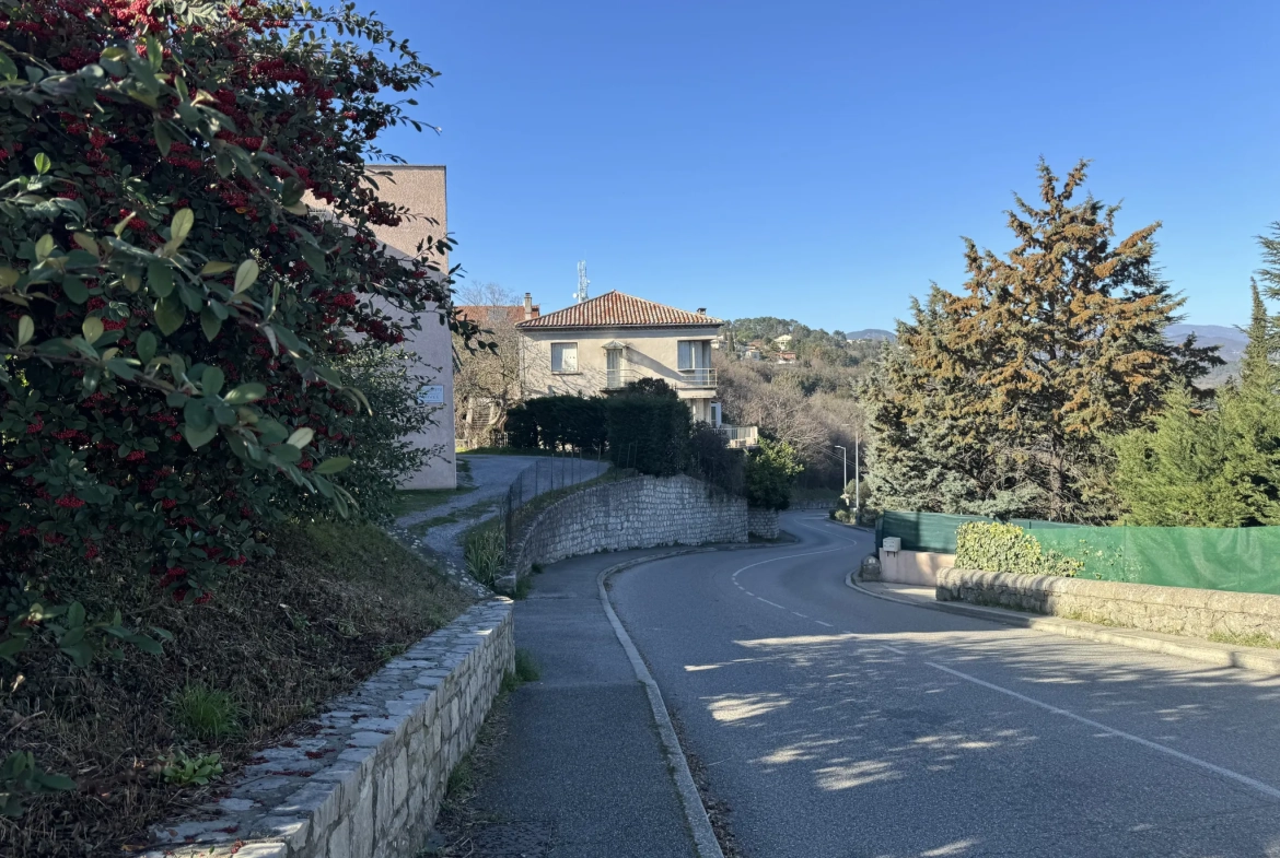 Immeuble de rapport en pierre des années 50 à Aubenas avec 3 appartements 