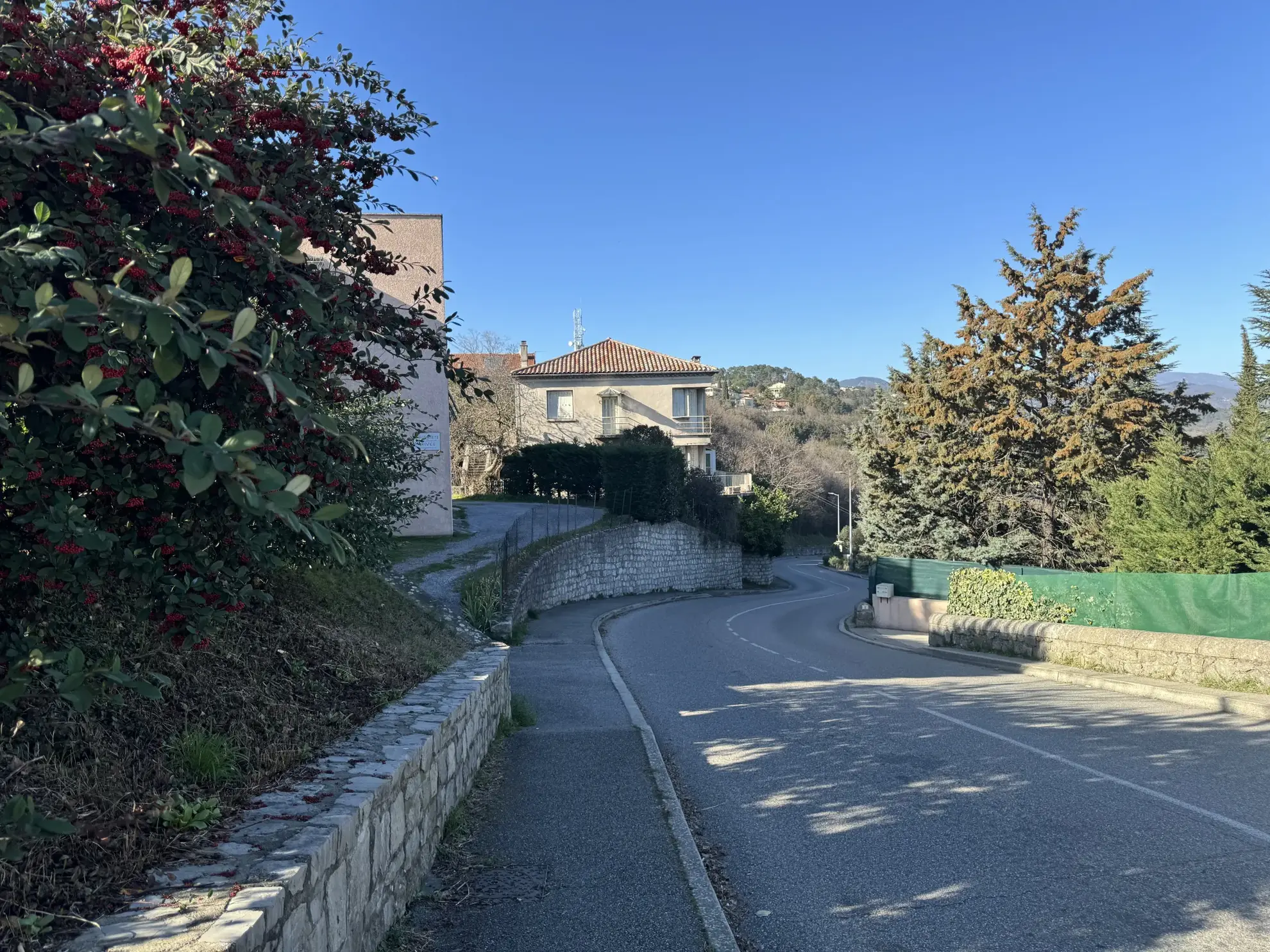 Immeuble de rapport en pierre des années 50 à Aubenas avec 3 appartements 