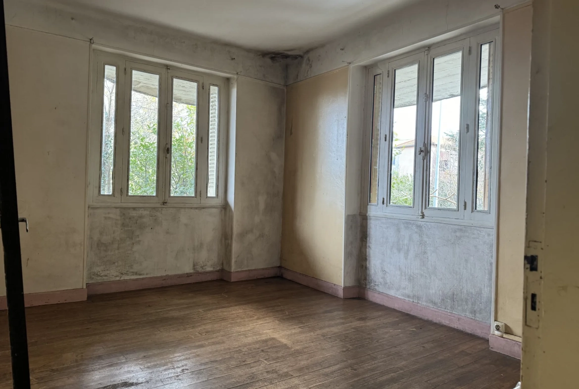 Immeuble de rapport en pierre des années 50 à Aubenas avec 3 appartements 