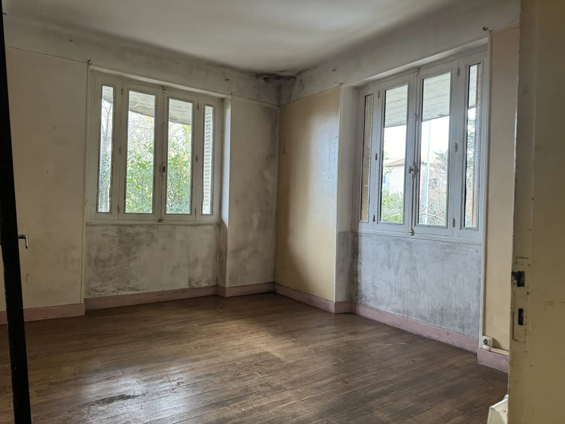 Immeuble de rapport en pierre des années 50 à Aubenas avec 3 appartements 