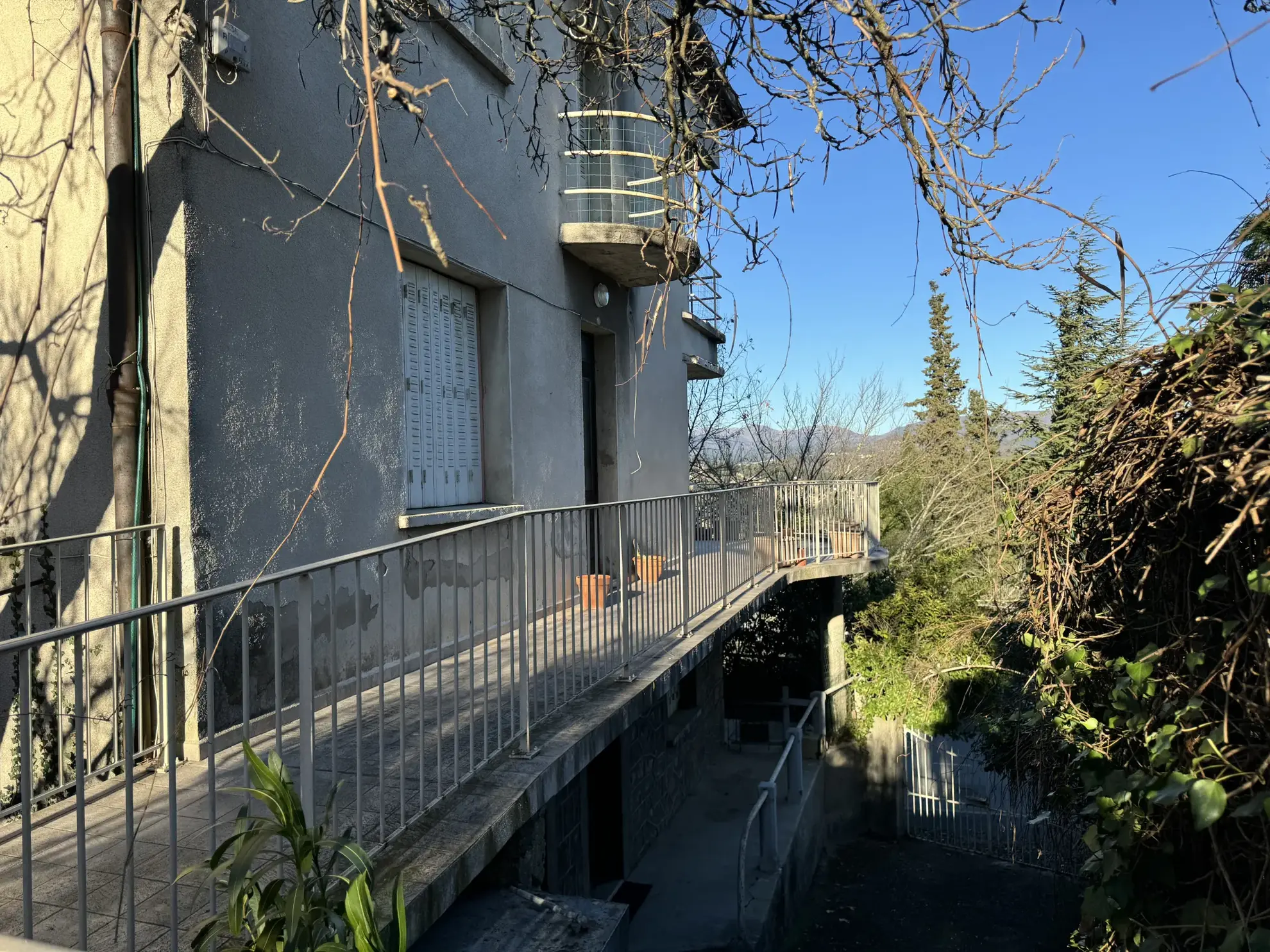 Immeuble de rapport en pierre des années 50 à Aubenas avec 3 appartements 