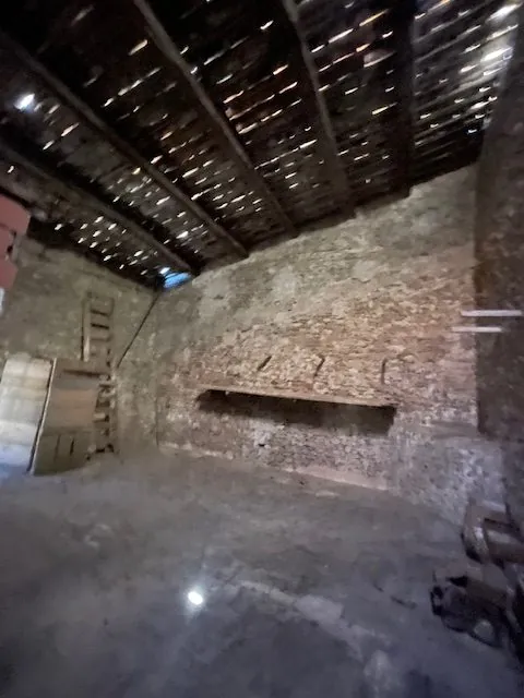 Maison vigneronne à rénover avec grand potentiel à Roujan 