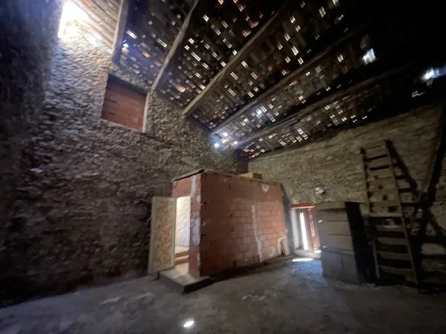 Maison vigneronne à rénover avec grand potentiel à Roujan 