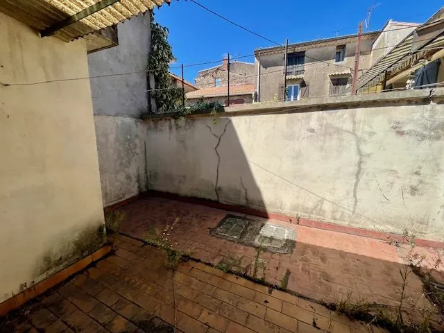 Maison vigneronne à rénover avec grand potentiel à Roujan 