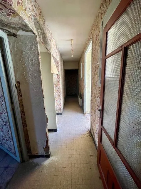 Maison vigneronne à rénover avec grand potentiel à Roujan 