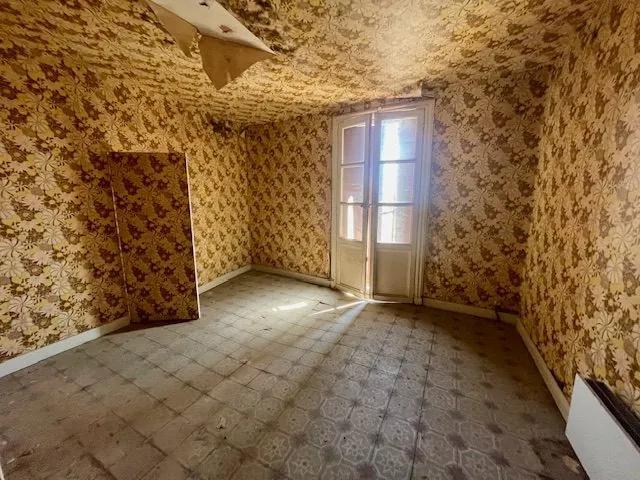 Maison vigneronne à rénover avec grand potentiel à Roujan 