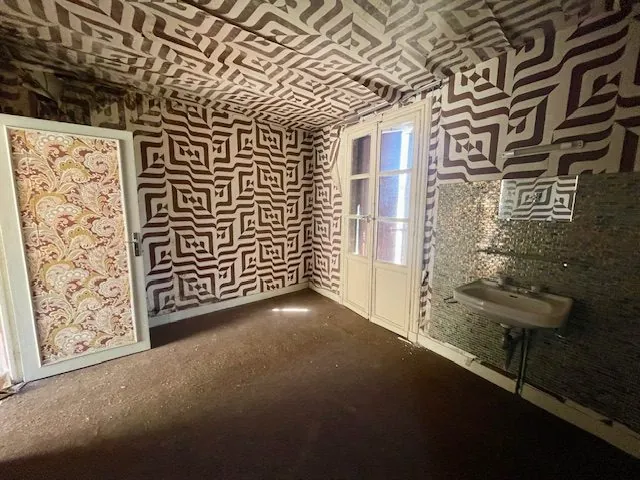 Maison vigneronne à rénover avec grand potentiel à Roujan 