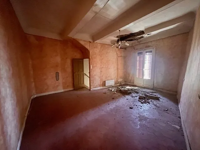 Maison vigneronne à rénover avec grand potentiel à Roujan 