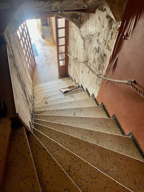 Maison vigneronne à rénover avec grand potentiel à Roujan 