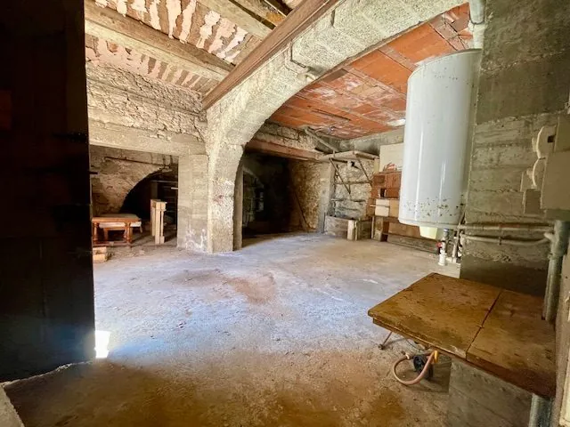 Maison vigneronne à rénover avec grand potentiel à Roujan 