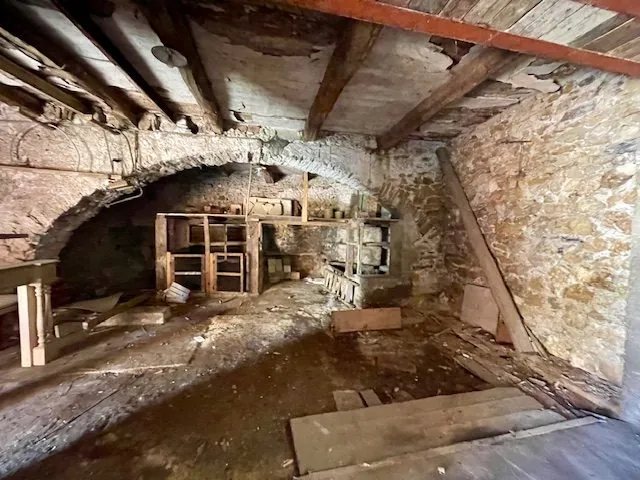 Maison vigneronne à rénover avec grand potentiel à Roujan 