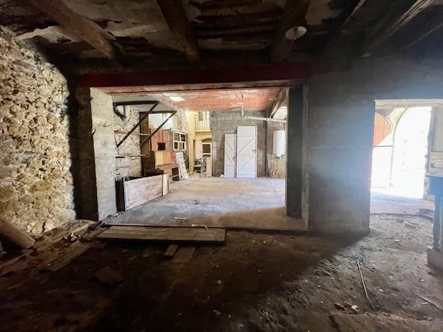 Maison vigneronne à rénover avec grand potentiel à Roujan 