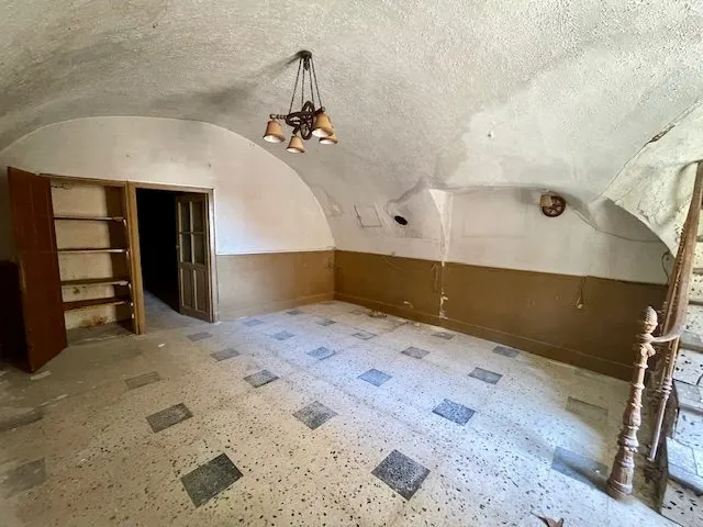 Maison vigneronne à rénover avec grand potentiel à Roujan 