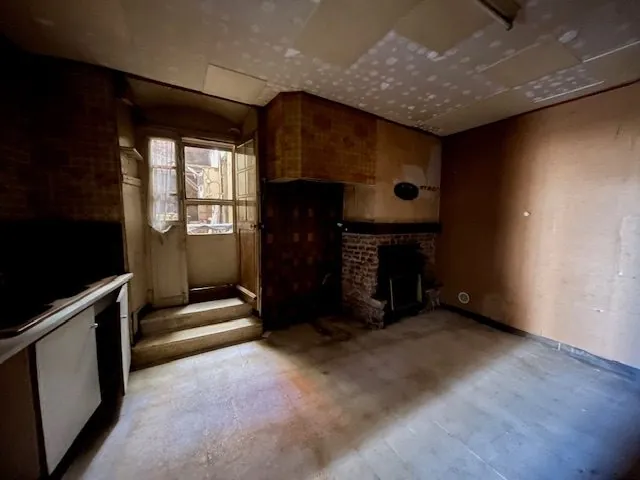 Maison vigneronne à rénover avec grand potentiel à Roujan 