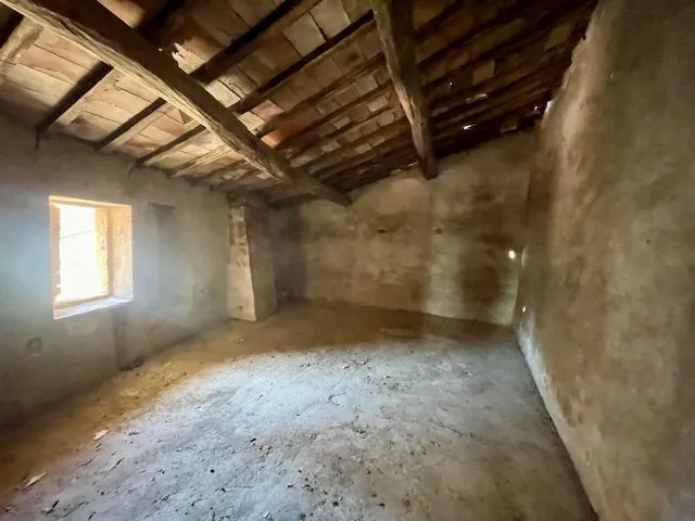 Maison vigneronne à rénover avec grand potentiel à Roujan 