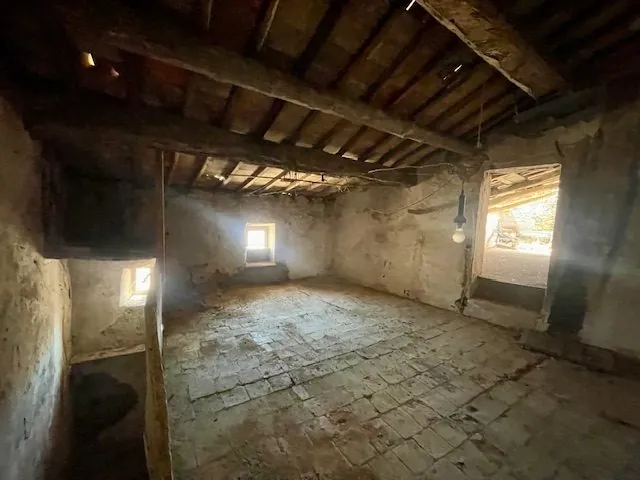 Maison vigneronne à rénover avec grand potentiel à Roujan 