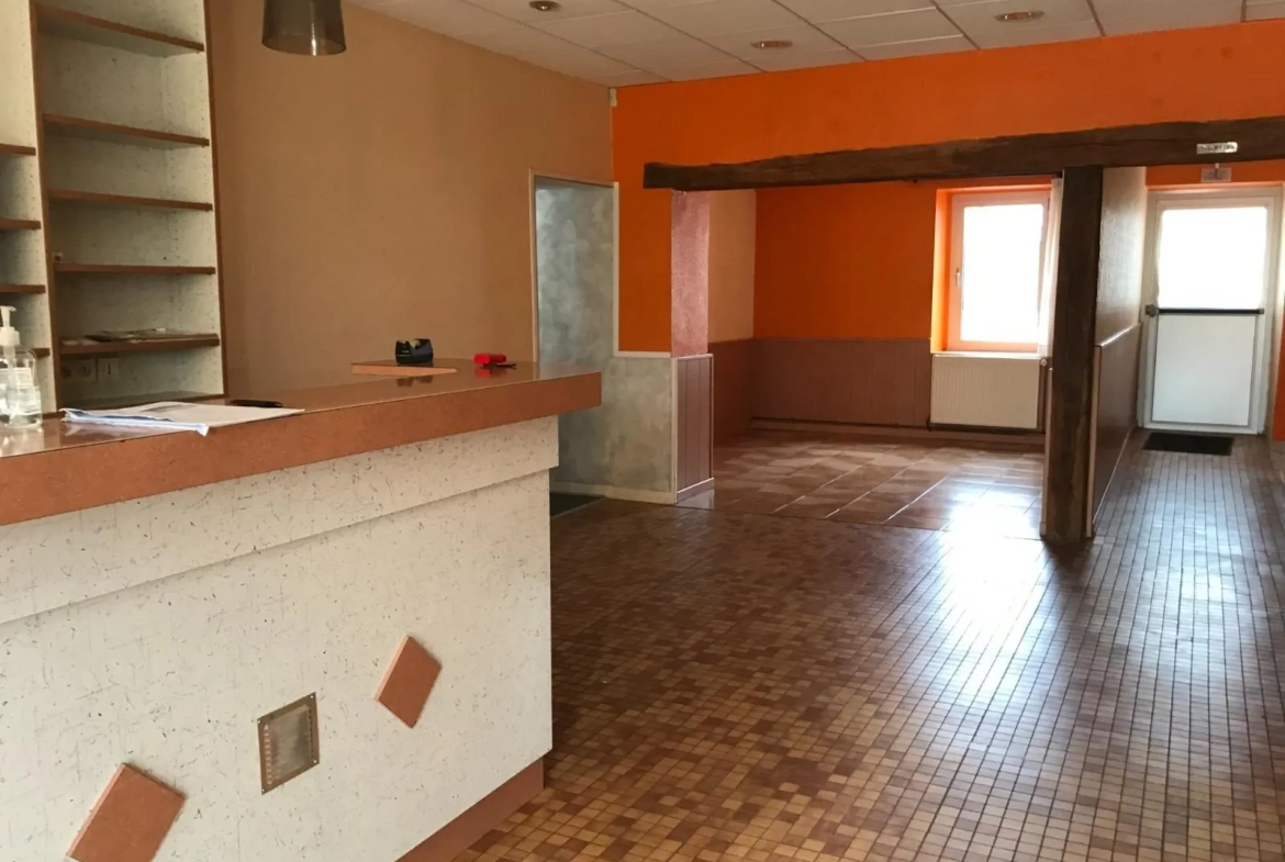 Foucherans Ancien restaurant à rénover en appartement avec terrasse - 127,30 m² 