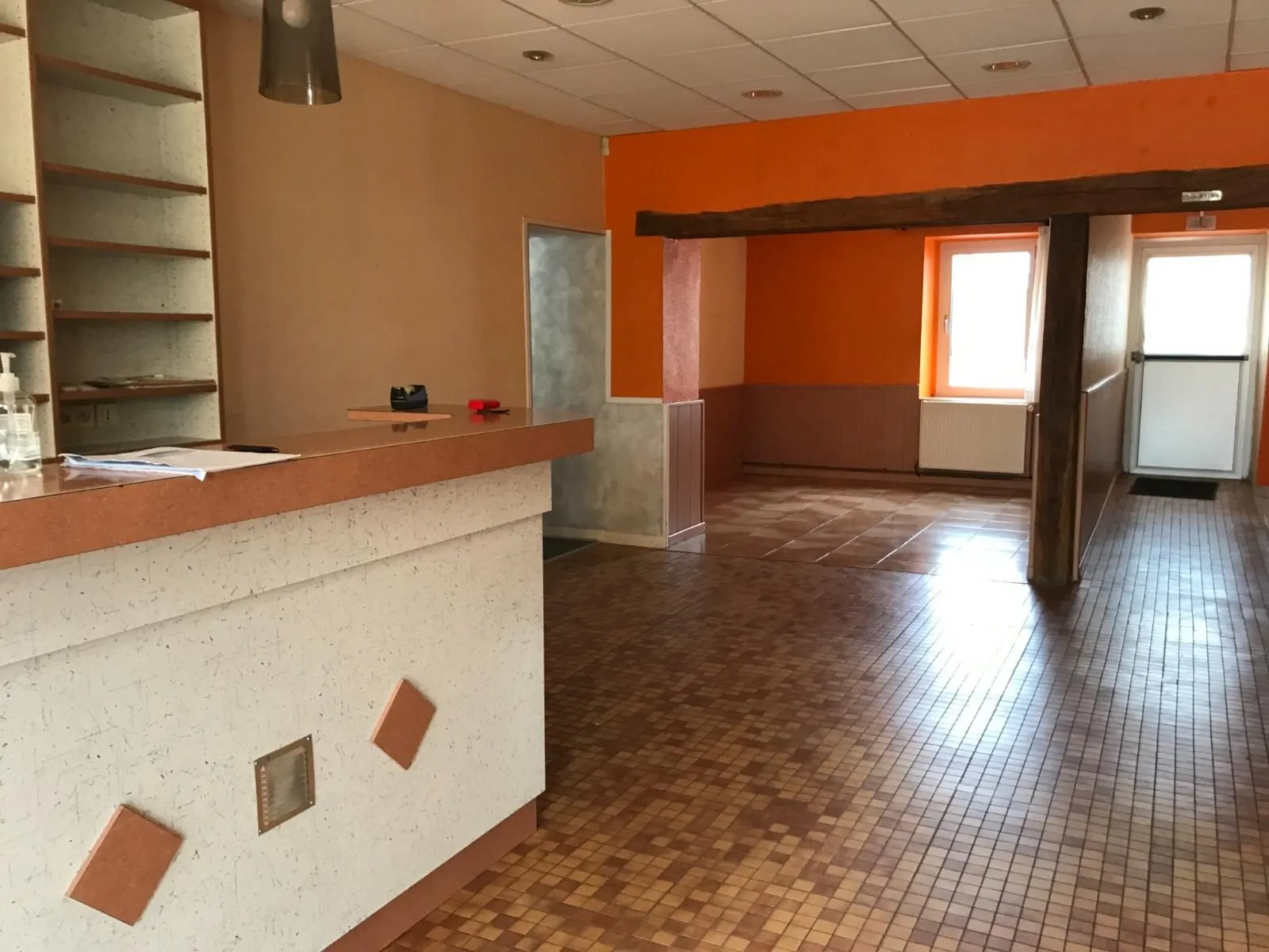 Foucherans Ancien restaurant à rénover en appartement avec terrasse - 127,30 m² 