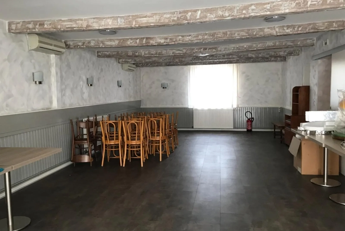 Foucherans Ancien restaurant à rénover en appartement avec terrasse - 127,30 m² 