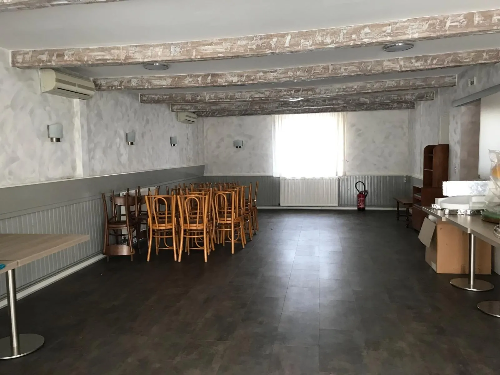 Foucherans Ancien restaurant à rénover en appartement avec terrasse - 127,30 m² 