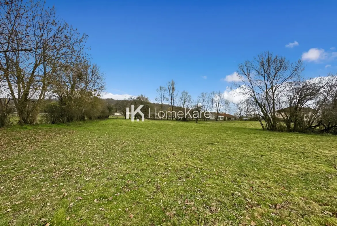 Terrain constructible de 2052 m² à Beauchalot, calme et sans vis-à-vis 