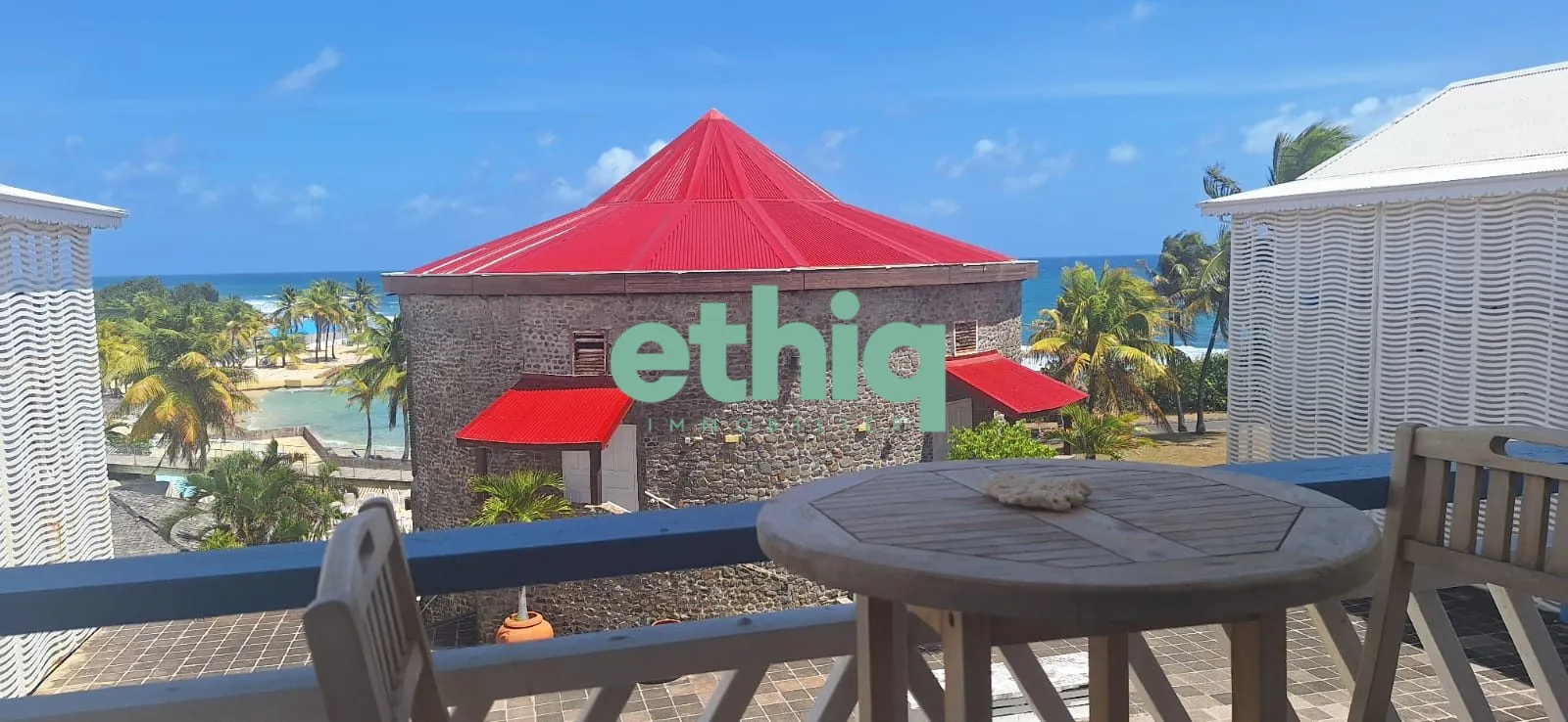 Studio à vendre à Saint-François avec vue mer, terrasse et piscine 