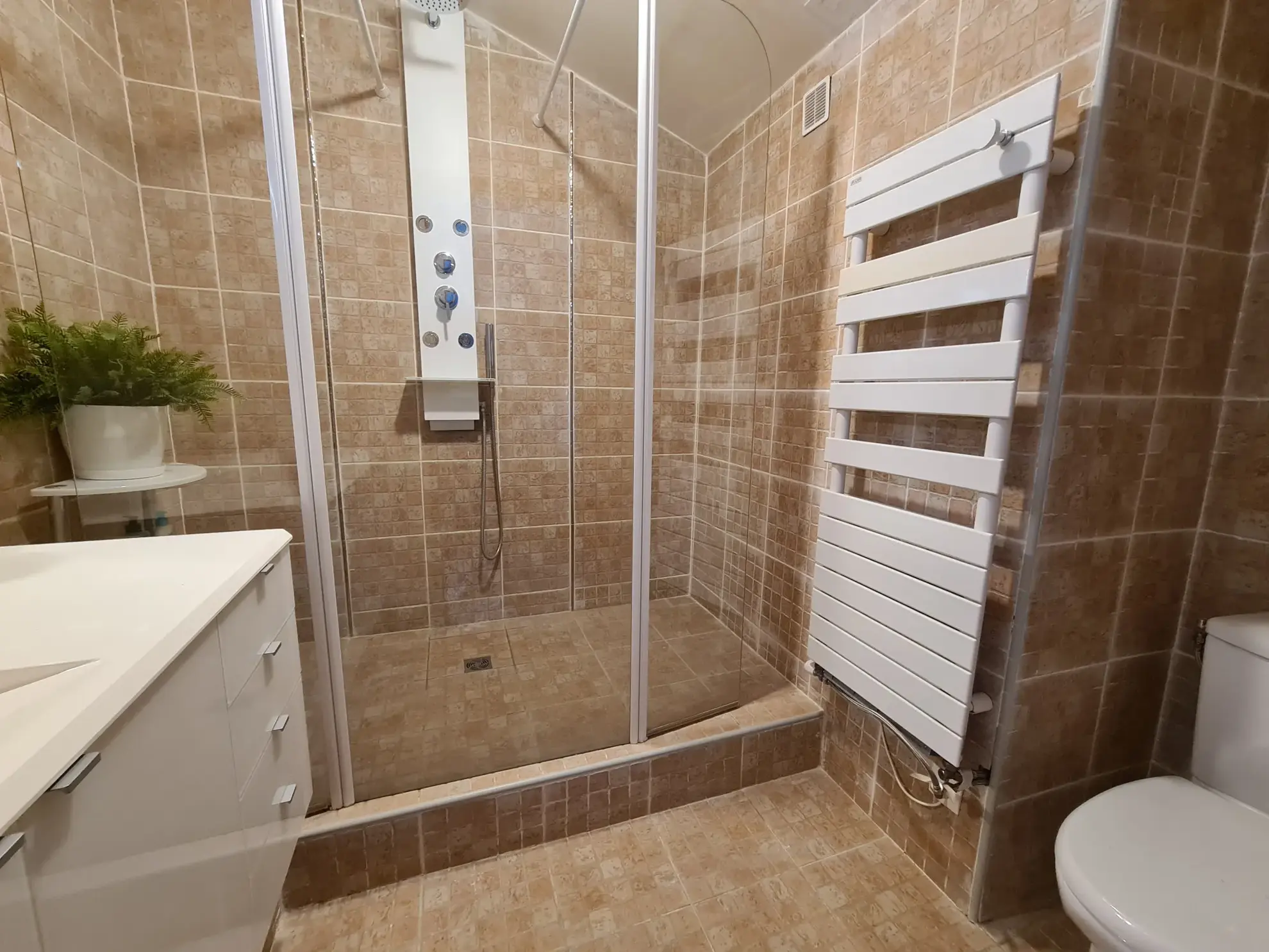 Superbe appartement duplex de 80 m² à Greolieres les Neiges, vue montagne et ski 