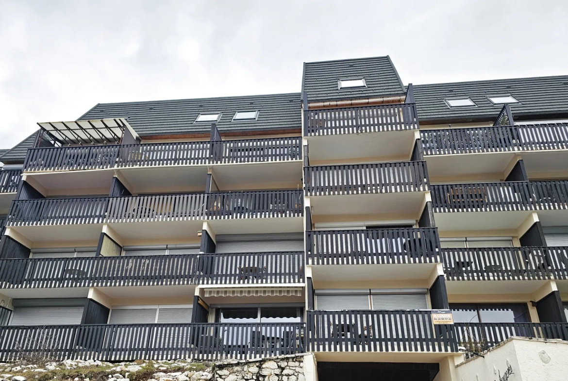 Superbe appartement duplex de 80 m² à Greolieres les Neiges, vue montagne et ski 