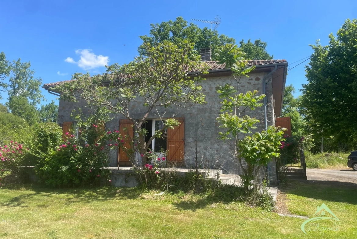 Maison à vendre à Chabrac avec 3 chambres, terrasse et potentiel de rénovation 