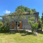 Maison à vendre à Chabrac avec 3 chambres, terrasse et potentiel de rénovation