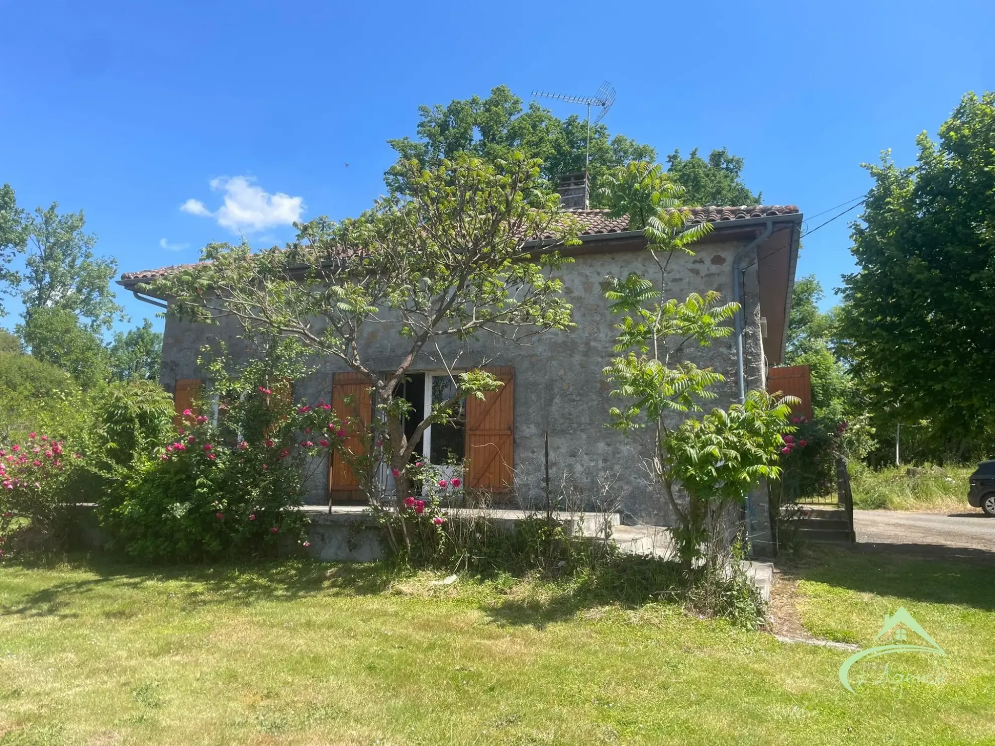 Maison à vendre à Chabrac avec 3 chambres, terrasse et potentiel de rénovation 