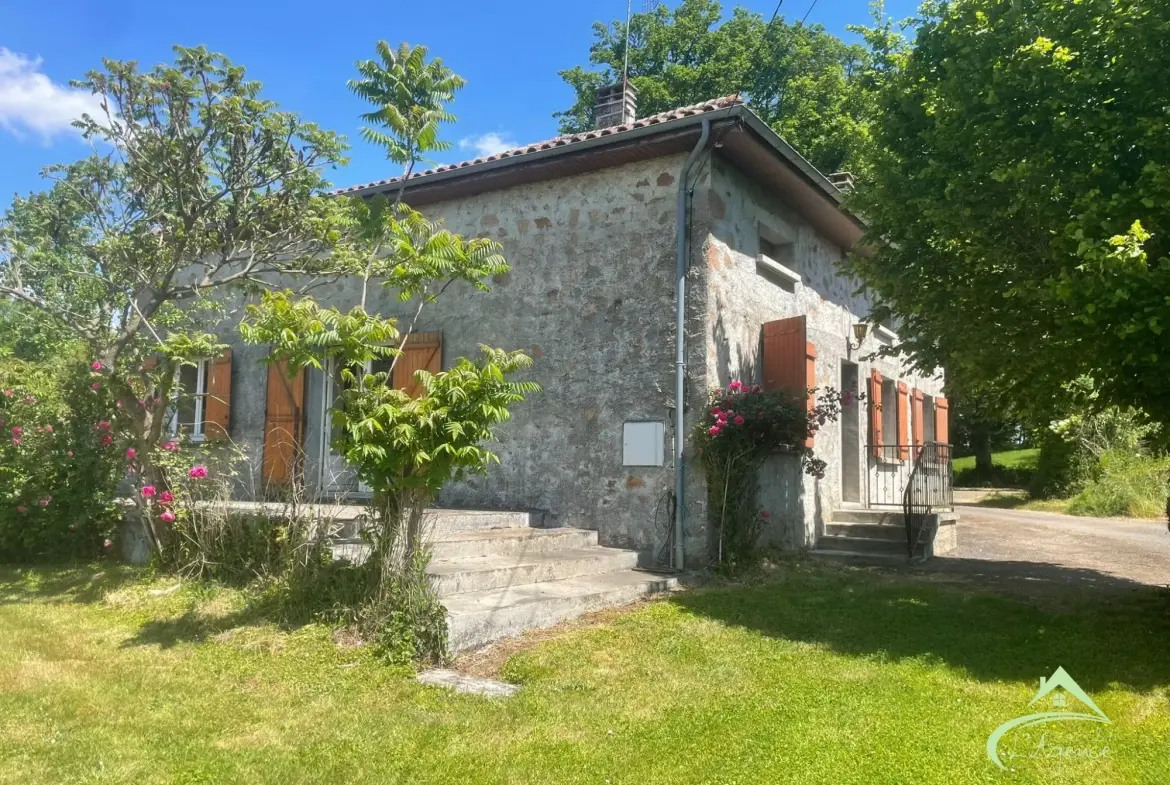 Maison à vendre à Chabrac avec 3 chambres, terrasse et potentiel de rénovation 