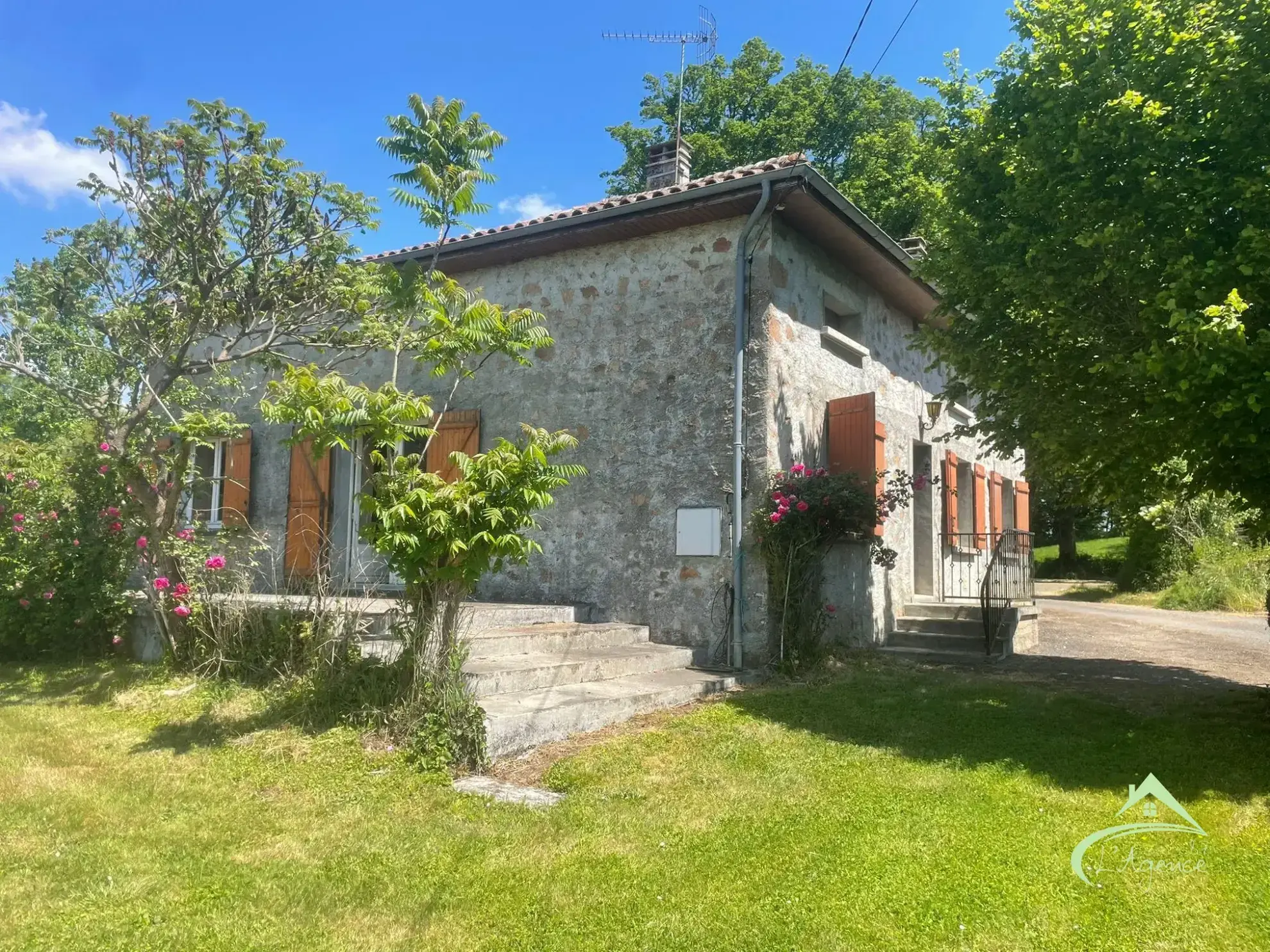 Maison à vendre à Chabrac avec 3 chambres, terrasse et potentiel de rénovation 