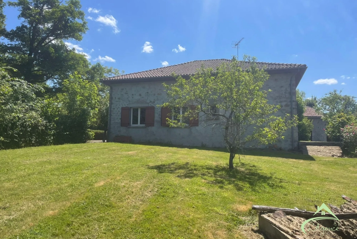 Maison à vendre à Chabrac avec 3 chambres, terrasse et potentiel de rénovation 