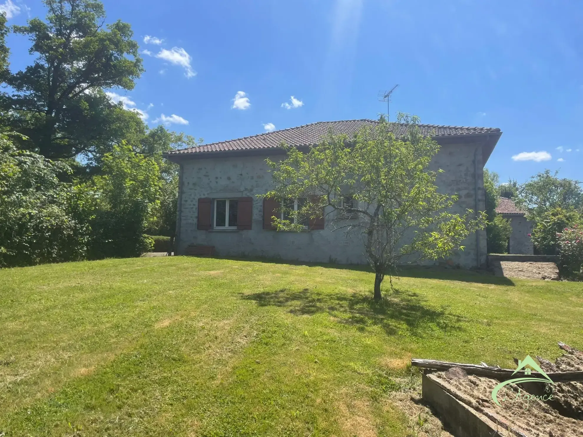 Maison à vendre à Chabrac avec 3 chambres, terrasse et potentiel de rénovation 