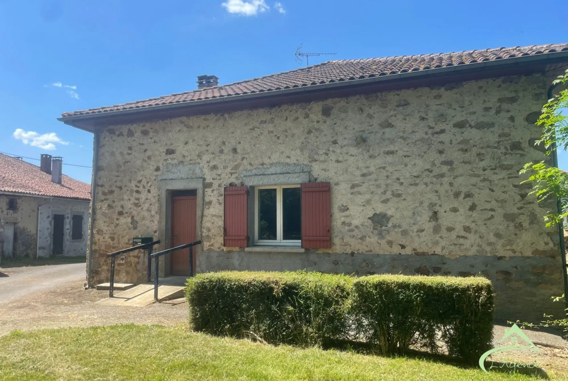 Maison à vendre à Chabrac avec 3 chambres, terrasse et potentiel de rénovation 