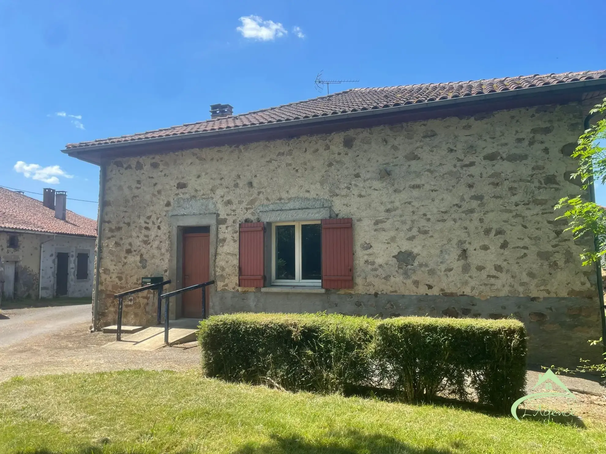 Maison à vendre à Chabrac avec 3 chambres, terrasse et potentiel de rénovation 