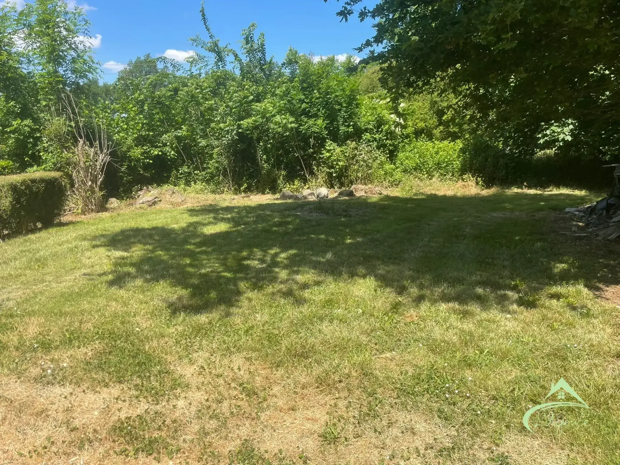 Maison à vendre à Chabrac avec 3 chambres, terrasse et potentiel de rénovation 