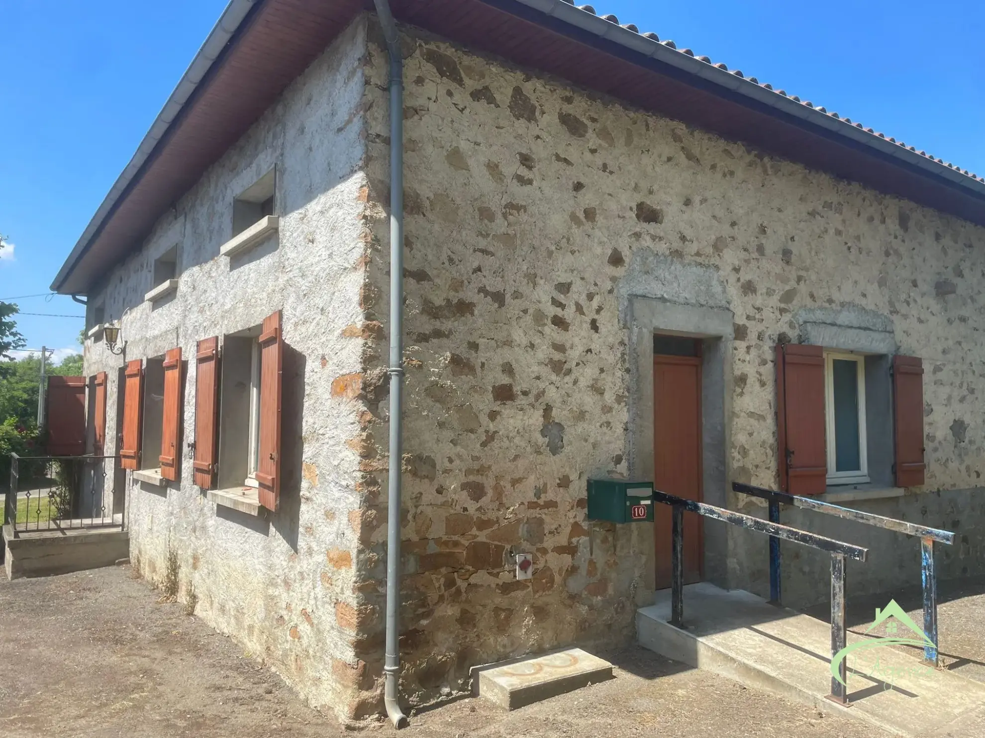 Maison à vendre à Chabrac avec 3 chambres, terrasse et potentiel de rénovation 